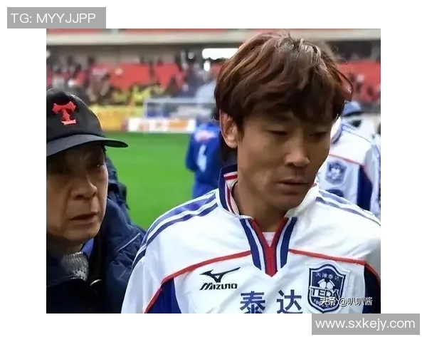 足球明星高峰与那英同框合影展现友谊与激情的瞬间